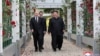 Ruski predsjednik Vladimir Putin i sjevernokorejski lider Kim Jong Utokom šetnje vrtom pansiona Kumsusan u Pjongjangu, Sjeverna Koreja, na ovoj slici koju je objavila Korejska centralna novinska agencija 20. juna 2024. (KCNA preko Reutersa)
