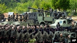 Borci libanske militantne grupe Hezbolah izvode vježbu u selu Aaramta u okrugu Jezzine, južni Liban, 21. maja 2023.