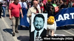 (ARŞİV) Türkiye İşçi Partisi korteji İstanbul'daki 1 Mayıs kutlamalarında Can Atalay'ın pankartıyla yürüdü