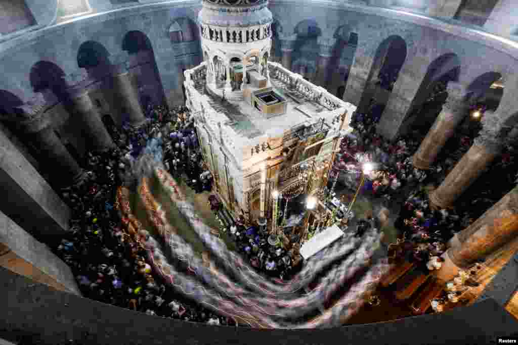 Christian worshipers attend Easter Sunday Mass in the Church of the Holy Sepulchre in Jerusalem&#39;s Old City.