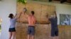 Stanovnici pokrivaju prozore svojih domova pripremajući se za dolazak uragana Beryl u Bridžtaun, Barbados, 30. juna 2024.