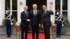 ເລຂາທິການໃຫຍ່ອົງການ NATO ທ່ານເຈັນ ສະໂຕລເ​ຕັນເບີກ ຊ້າຍ ແລະ ນາຍົກລັດ​ຖະມົນຕີໂຮນ​ລັງ ທ່ານມາກ ຣຸດເຕ ຂວາ ຕ້ອນຮັບປະທານາທິບໍດີລີທົວເນຍ ທ່ານ ຈີຕານາສ ໂນເຊດາ ທີ່ນະຄອນເຮກ ເນເທີແລນ ວັນທີ 27 ມິຖຸນາ 2023. 