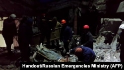 Snimak ekrana sa vide snimka koje je objavilo rusko Ministarstvo za vanredne situacije 3. februara 2024. prikazuje spasioce kako uklanjaju žrtve i traže preživjele unutar pekare pogođene granatiranjem u Lisičansku. AFP FOTO / Ministarstvo za vanredne situacije Rusije
