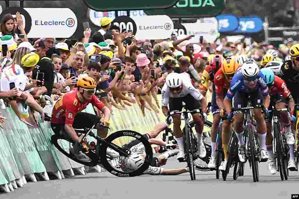 Uno-X Pro Cycling Team&#39;s Norwegian rider Soren Waerenskjold (L) crashes as the pack of riders sprint to the finish line during the 4th stage of the 110th edition of the Tour de France cycling race, 182 km between Dax and Nogaro, in southwestern France.&nbsp;