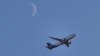 FILE - Sebuah pesawat milik perusahaan penerbangan Scandinavian Airlines System (SAS) bersiap melakukan pendaratan di bandara Heathrow, pinggiran ibu kota Inggris, Hammersmith, London barat, 15 Januari 2024 . (Foto oleh Adrian DENNIS/AFP)