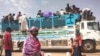 Mutane da ke tsallakawa kan iyakar kasar Chadi daga makwabciyarta Sudan domin gujewa tashin hankalin