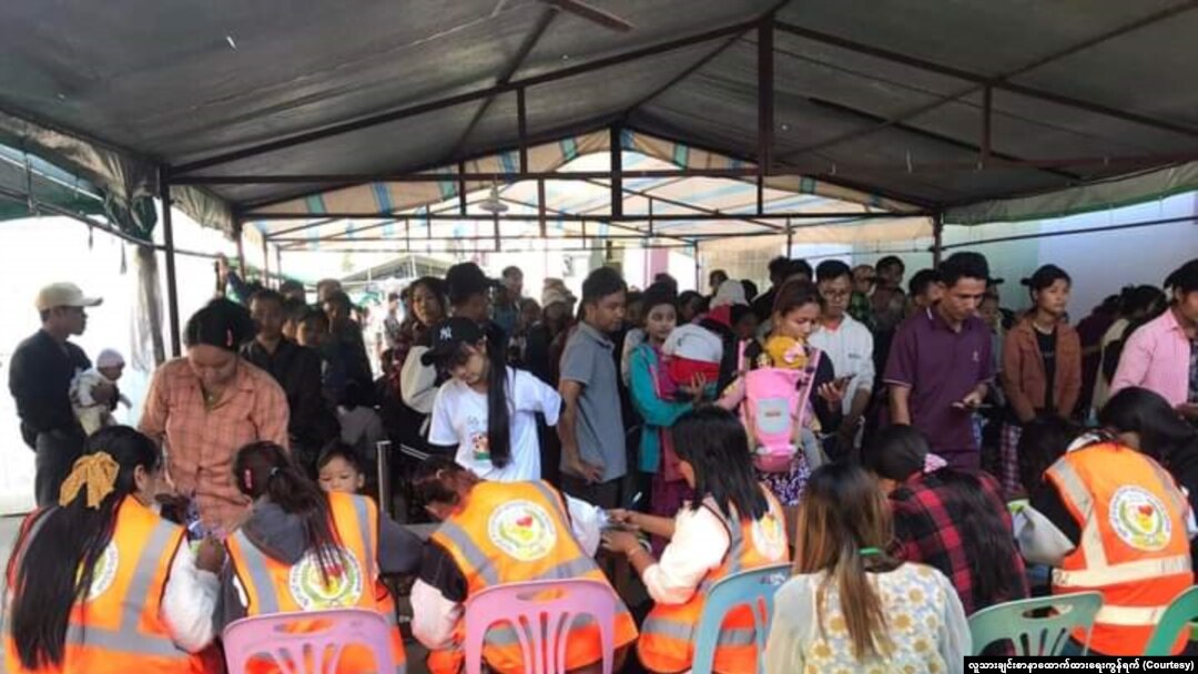 မူဆယ်မြို့မှာ နယ်စပ်ဖြတ်သန်းခွင့်ကတ်ရဖို့ တုံကင်ယူနေသူများ