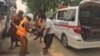 စစ်ကိုင်းတိုင်း ရွှေဘိုမြို့အထွက် တံတားပေါ်နဲ့ မူးဘောင်ပေါ်မှာ ဗုံးပေါက်ကွဲအပြီး ဒဏ်ရာရသူများကိုတွေ့ရစဉ် (မတ် ၂၈၊ ၂၀၂၃)