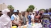 Philomena Irene, UNICEF-ova specijalistkinja za ishranu, govori ženama o hrani koja će povećati unos hranljivih materija u Nigeriji, 2. juna 2024. 