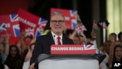 Lider Laburističke partije Keir Starmer razgovara sa svojim pristalicama u umjetničkoj galeriji Tate Modern u Londonu, 5. jula 2024.