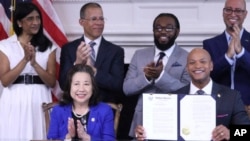 Guverner Marylanda Wes Moore drži izvršnu naredbu koju je potpisao za izdavanje više od 175.000 pomilovanja za osude za marihuanu u Annapolisu, Maryland, 17. juna 2024.