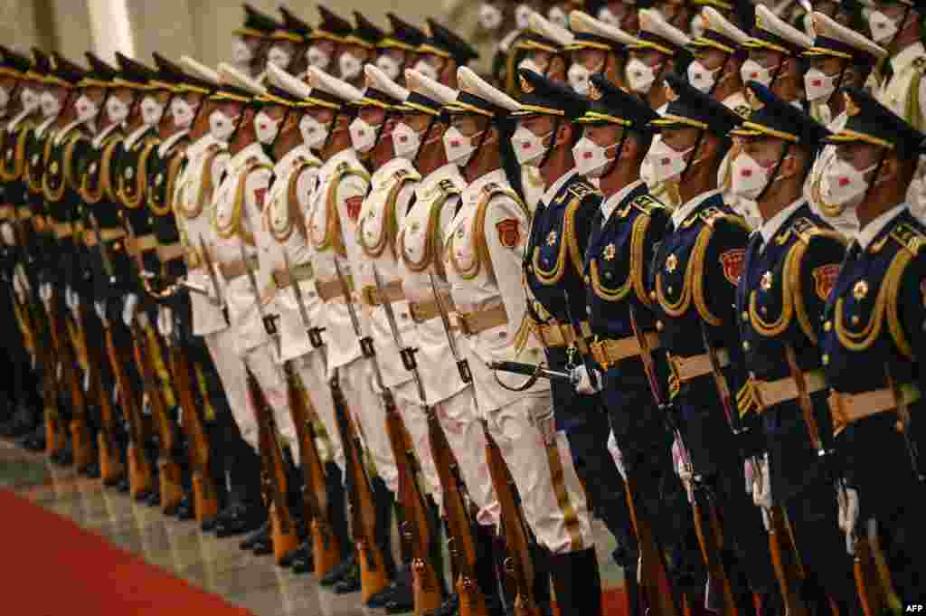 China&#39;s honor guard troops prepare for the arrival of President Xi Jinping and Palestinian President Mahmoud Abbas at the Great Hall of the People in Beijing.