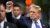 Bivši predsjednik Donald Trump pozdravlja pristalice stisnutom pesnicom isped Trumpovog tornja nakon izricanja osuđujuće presude, New York, 30. maj 2024.
