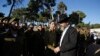 Ultraortodoksni Jevrej prolazi pored izraelskih vojnika pješadijskog bataljona Netzah Yehuda Haredi tokom ceremonije polaganja zakletve u Jerusalimu, 26. maja 2013.