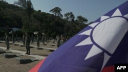 资料照：台湾士兵在金门岛阵亡将士墓地举行的古宁头战役纪念仪式上向阵亡军人致意。 （2019年10月23日）