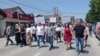 Nekoliko stotina Srba okupilo se u četvrtak ispred policijske stanice u Gračanici u znak protesta zbog jučerašnjeg hapšenja Dragiše Milenkovića. (Foto: VOA)
