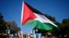 Palestinska zastava na kampusu univerziteta UCLA u Los Anđelesu (Foto: AP/Jae C. Hong)