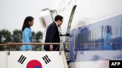 韩国总统尹锡悦与夫人2023年4月24日在首尔登机前往华盛顿进行国事访问。