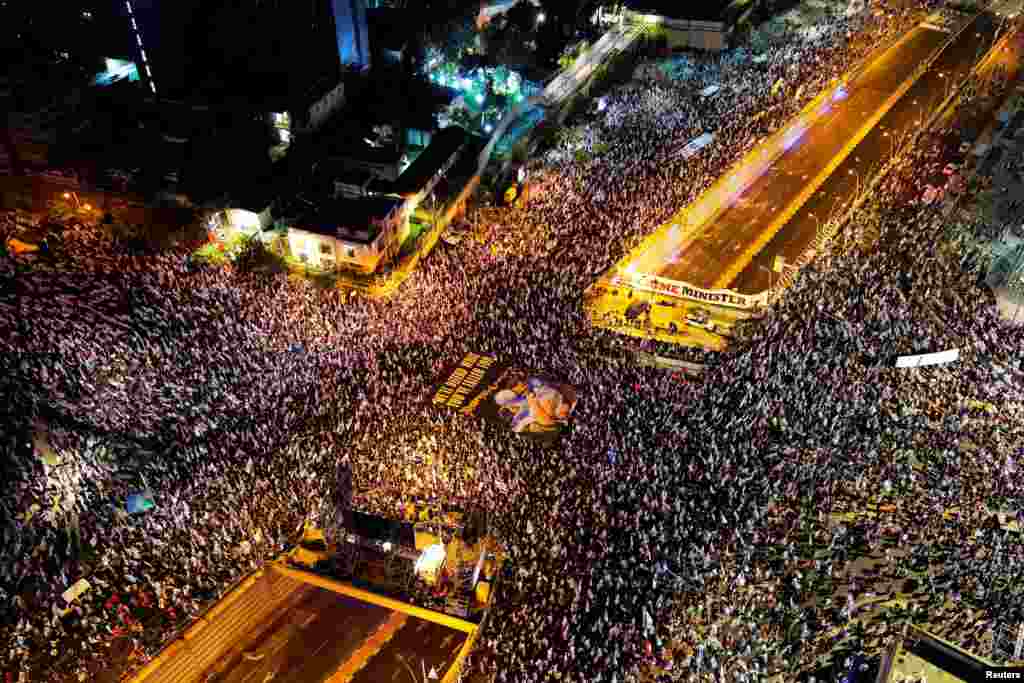 Protesters take part in a demonstration against Israeli Prime Minister Benjamin Netanyahu and his nationalist coalition government's judicial overhaul, in Tel Aviv, April 22, 2023. 