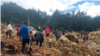 ইন্টারন্যাশনাল অর্গানাইজেশন ফর মাইগ্রেশনের ছবি, পাপুয়া নিউ গিনির ইয়াম্বালি গ্রামের ভূমিধস এলাকা পার হয়ে অন্যত্র যাচ্ছে মানুষ।এপি।