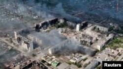 资料照片：乌克兰哈尔科夫地区被俄罗斯攻击摧毁的楼房。(6月2日)