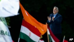 Mađarski premijer Viktor Orbán obraća se ljudima koji se okupljaju da podrže njega i njegovu stranku tokom 'marša mira' u Budimpešti, Mađarska, 1. juna 2024.