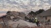 Waokoaji wakiwa katika eneo la jengo lililoporomoka huko George, Mei 7, 2024. Willie van Tonder / AFP. 
