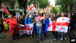 Demonstranti se okupljaju na protestu protiv zakona o "stranom uticaju" u Tbilisiju, Gruzija, 14. maja 2024. 