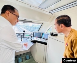 Menhub Budi Karya (kanan) menjelaskan kepada Presiden Jokowi terkait operational LRT Jabodebek. (Biro Setpres RI)