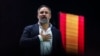 Santiago Abascal, vođa španske krajnje desničarske stranke Vox, gestikulira dok drži govor tokom stranačkog skupa u Madridu, Španija, 19. maja 2024.