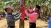 មន្ត្រី​ផ្នែក​សុខភាព​សត្វ និង​មន្ត្រី​កង​រាជ​អាវុធ​ហត្ថ​ដាក់​ផ្ទាំង​ផ្សាយ​អំពី​ការ​យល់​ដឹង​អំពី​ជំងឺ​ផ្តាសាយ​បក្សី H5N1 នៅ​ខេត្ត​ព្រៃវែង​នៃ​ប្រទេស​កម្ពុជា កាលពី​ថ្ងៃ​ព្រហស្បតិ៍ ទី​២៣ ខែ​កុម្ភៈ ឆ្នាំ​២០២៣។