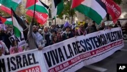 Ljudi marširaju tokom propalestinskog skupa u Madridu, Španija, 2. decembar 2023.
