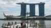 La gente toma fotografías en el embarcadero del paseo marítimo de Marina Bay en Singapur el 17 de noviembre de 2023.