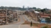 Un policier monte la garde sur la route de contournement de Langata lors d'une manifestation à Nairobi, au Kenya, le 2 mai 2023.