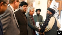 د تېر کال د فېبرورۍ د میاشت په دې تصویر کې لیدل کېږی چې خواچه اصف د کابل د دورې په مهال د اقتصادي چارو دپاره د طالبانو د نایب وزیراعظم ملا عبدالغني برادر سره روغ بړ کوي