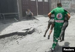 Palestinac nosi žrtve na mjestu izraelskih napada na kuće u izbjegličkom kampu Al Shati u gradu Gaza, 22. juna 2024.
