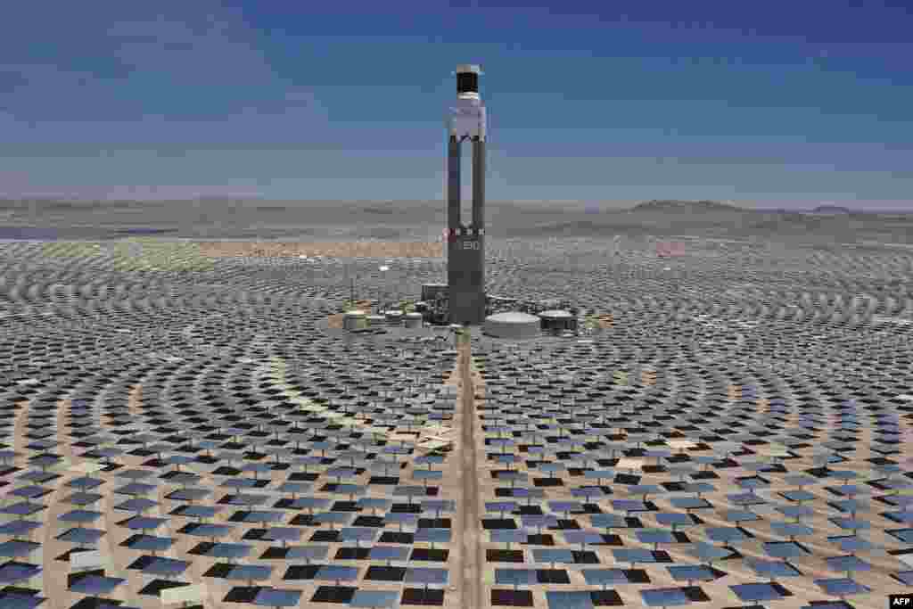 Aerial view of Cerro Dominador, the first thermosolar power plant in Latin America, in Antofagasta, Chile.&nbsp;In the Atacama Desert, the driest desert in the world, located in northern Chile, a 240-meter solar thermal tower surrounded by mirrors is operating as a symbol of the biggest energy revolution against climate change in Latin America.&nbsp;