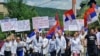 Zaposleni u KBC "Kosovska Mitrovica" na čelu protestne šetnje do Zvečana, 19. juna 2023. (Foto: VOA/Budimir Ničić)