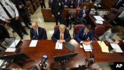 Trump u sudnici na Manhattanu.
