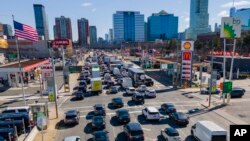 Putnici čekaju da se provezu kroz tunel Holland do New York Cityja u Jersey Cityju, N.J., 8. marta 2023. 