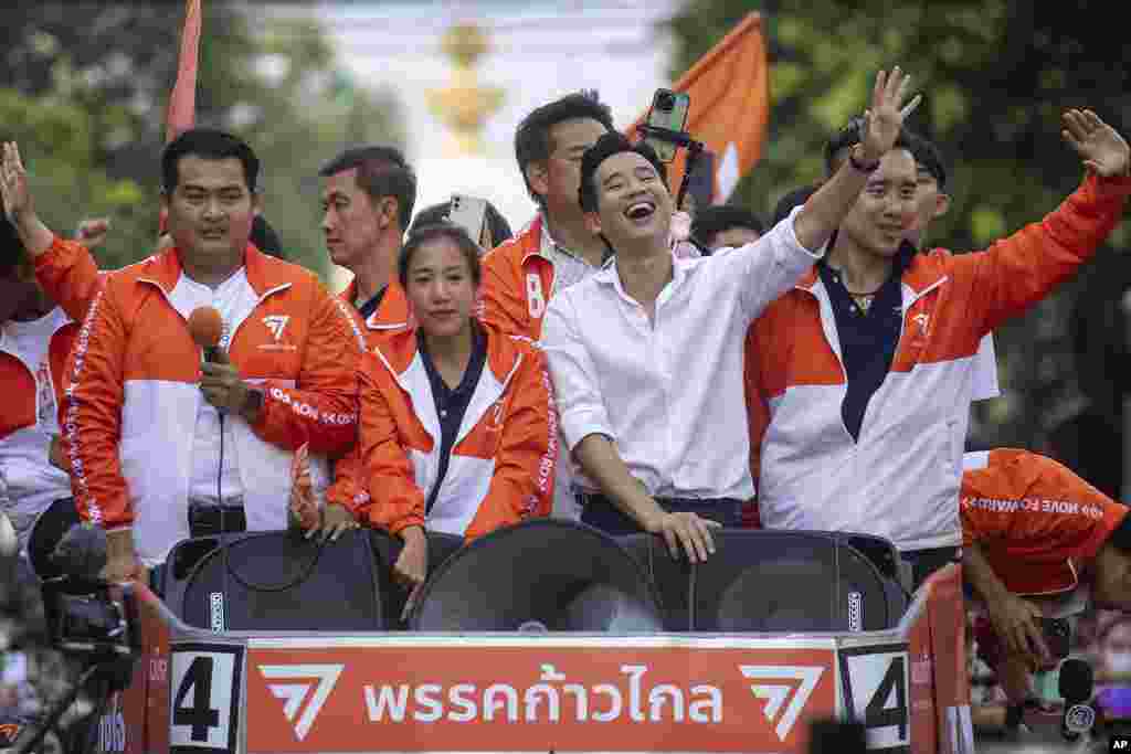 Pita Limjaroenrat, 2nd right, leader of Move Forward Party, waves to his supporters, in Bangkok.&nbsp;Thailand&#39;s top two opposition parties began planning for the next stage in their bid to replace the military-dominated government.