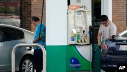 Ljudi pune rezervoare vozila na benzinskoj stanici u Wheelingu, Illinois, 16. maja 2024.
