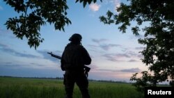 Ukrajinski vojnik 92. zasebne jurišne brigade čuva područje u blizini grada Vovčansk u oblasti Harkov, Ukrajina, 19. maja 2024.