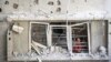 Palestinsko dijete gleda kroz prozor zgrade oštećene u izraelskom napadu na izbjeglički kamp Nuseirat u središnjem pojasu Gaze, 6. jula 2024.