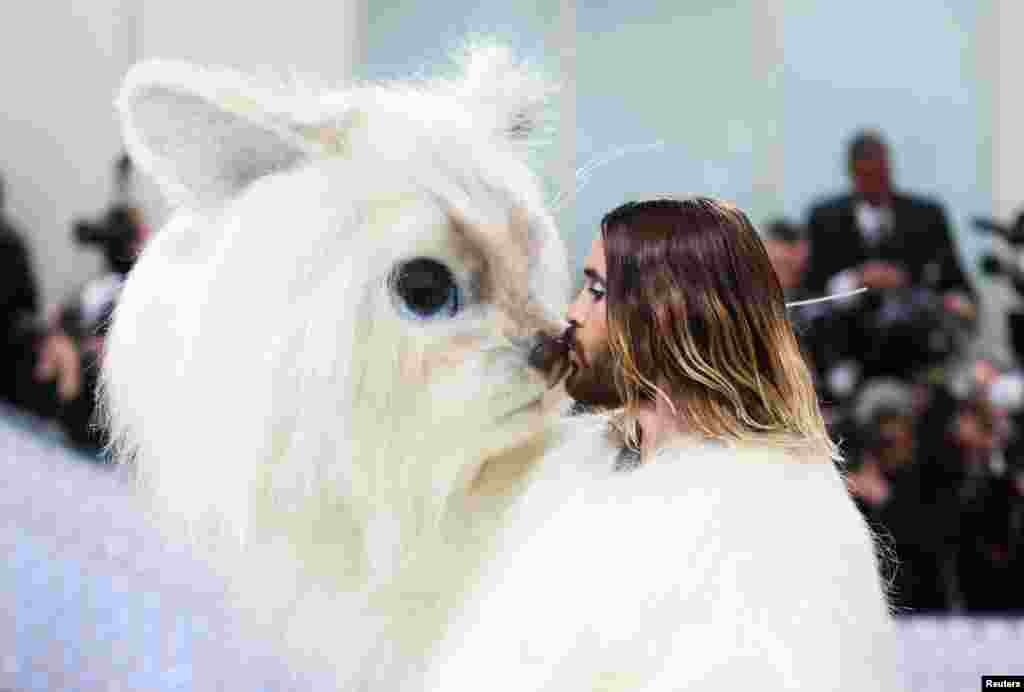 Jared Leto, dressed as Karl Lagerfeld&#39;s cat Choupette, poses at the Met Gala, an annual fundraising gala held for the benefit of the Metropolitan Museum of Art&#39;s Costume Institute with this year&#39;s theme &quot;Karl Lagerfeld: A Line of Beauty&quot;, in New York City, May 1, 2023.&nbsp;