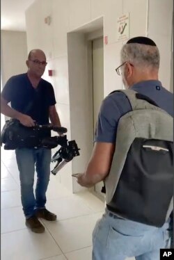 Izraelski zvaničnici zaplijenili su video opremu iz stambenog bloka u Sderotu, Izrael, 21. maja 2024.