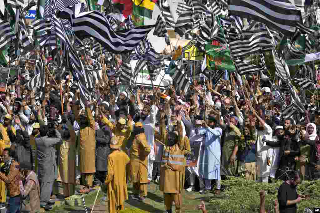 Supporters of Pakistan Democratic Alliance protest outside the Supreme Court, in Islamabad.&nbsp;Protesters demanded the resignation of the chief justice over ordering the release of former Prime Minister Imran Khan.