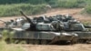 Arhiva - Američki tenko M1A1 Abrams na trenažnom poligonu u Pađuu, nedaleko od Demilitarizovane zone, 50 kilometara sjeverno od Seula, u Južnoj Korei, 9. juna 2003.