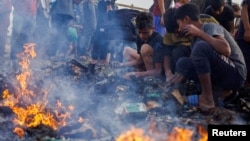 Palestinci traže hranu nakon izraelskog napada na područje namijenjeno raseljenim osobama u Rafahu, 27. maj 2024.