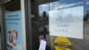 Pengumuman toko tutup karena tidak ada daya listrik dipasang di jendela toko Walgreens di Detroit, Jumat, 24 Februari 2023. (AP Photo/Paul Sansya)